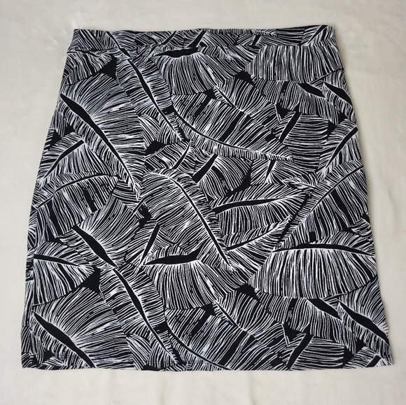 REITMANS Black & White Skirt. Leafs/Feather Print. Size Medium. - Picture 2 of 8